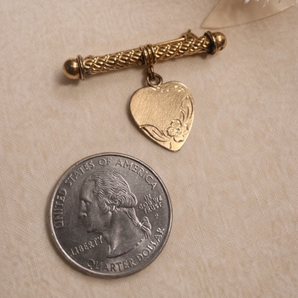 Vintage 1940s Sweetheart Bar Brooch Dangling Heart Charm Gold Tone Pin - Picture 2 of 3